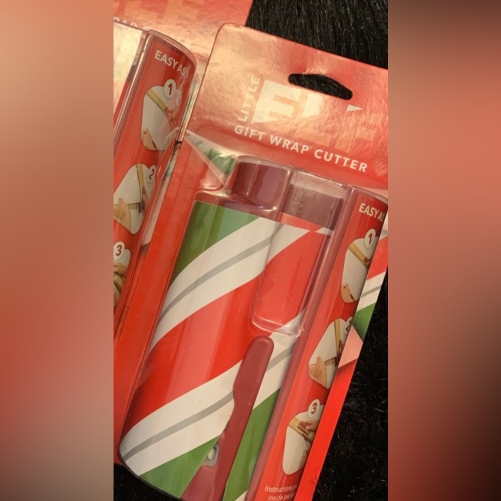 ONE LITTLE ELF GIFT WRAP CUTTER